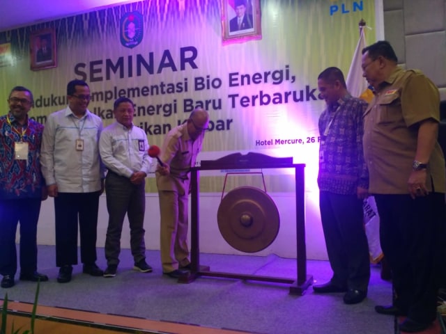 Seminar Nasional dengan tema " Mendukung Implementasi Bio Energi, Guna Memaksimalkan Energi Baru Terbarukan Untuk Kelistrikan Kalbar" Selasa (26/2) di Hotel Mercure Pontianak resmi dibuka. Foto: Hi!Pontianak