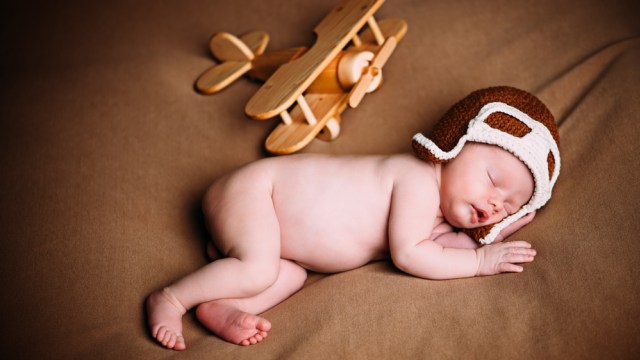 Ilustrasi bayi didandani jadi pilot Foto: Shutter Stock