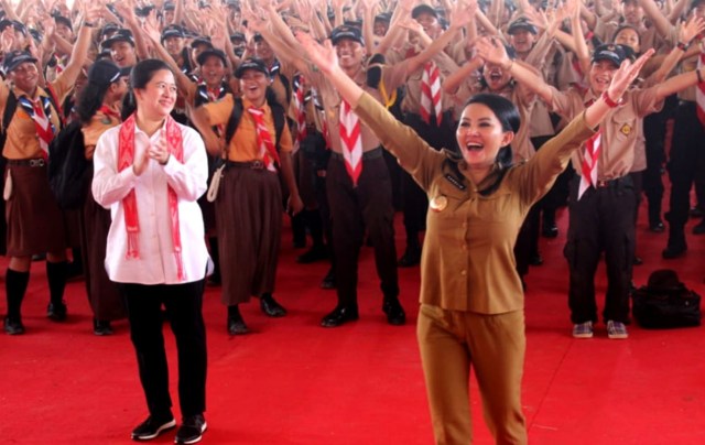 Menteri Koordinator Bidang Pembangunan Manusia dan Kebudayaan (Menko PMK) Puan Maharani bersama Bupati Landak dr Karolin Margret Natasa. Foto: Humas Kabupaten Landak