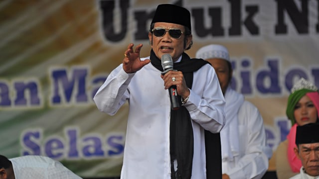 Raja dangdut, Rhoma Irama menyampaikan tausiah saat Tabligh Akbar Silaturahmi Kebangsaan untuk NKRI di lapangan Sidorejo, Temanggung, Jateng. Foto: Antara/Anis Efizudin