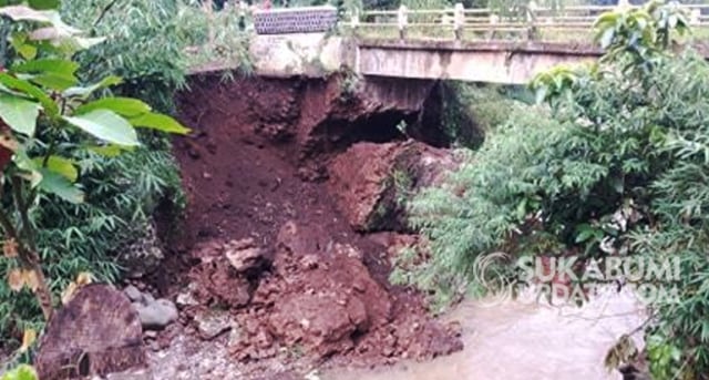 Kondisi Jembatan Ciheulangtonggoh di Jalur Alternatif Cibadak-Nagrak, Kabupaten Sukabumi yang amblas tergerus air. | Sumber Foto:Istimewa