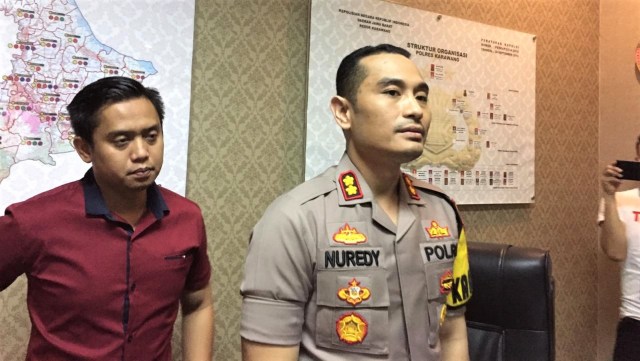 Kapolres Karawang (kanan) AKBP Nuredy dan Kasatreskrim Karawang AKP Bimantoro (kiri). Foto: Lutfan Darmawan/kumparan