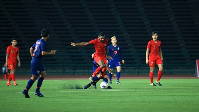 Pemain Timnas U-22 Indonesia, Marinus Wanewar merebut bola dari Timnas U-22 Thailand pada Pertandingan Final Piala AFF U-22 2019 antara Indonesia vs Thailand di Stadion Nasional Olimpiade Phnom Penh, Kamboja, Jumat (22/2). Foto: Aditia Noviansyah/kumparan