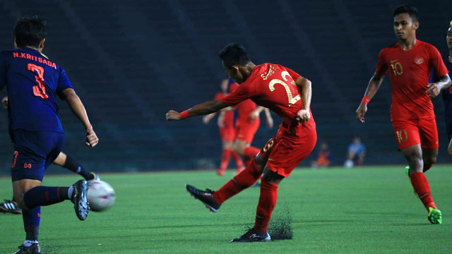 Aksi Pemain Timnas U-22 Indonesia, Sani Riski melakukan tendangan ke gawang Tim Thailand pada Pertandingan Final Piala AFF U-22 2019 antara Indonesia vs Thailand di Stadion Nasional Olimpiade Phnom Penh, Kamboja, Jumat (22/2). Foto: Aditia Noviansyah/kumparan