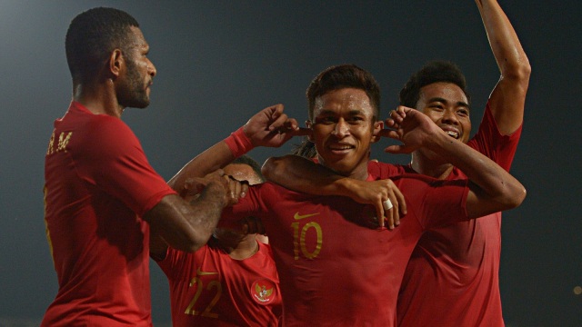 Pemain Timnas U-22 Osvaldo Ardiles Haay (tengah) beraksi usai membobol gawang Thailand dalam pertandingan Final Piala AFF U-22 di Stadion Nasional Olimpiade Phnom Penh, Kamboja. Foto: Antara/Nyoman Budhiana