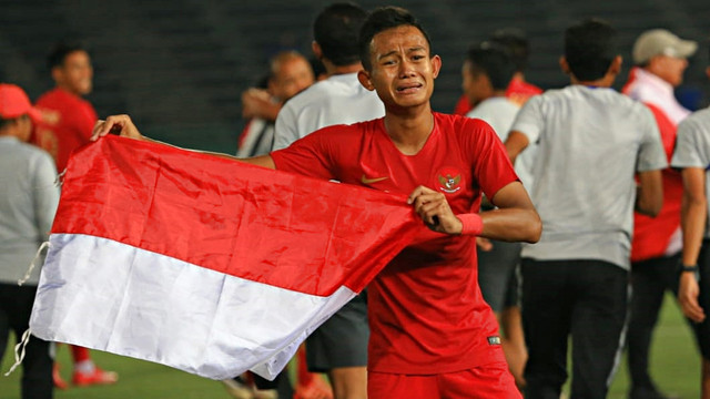 Pemain Timnas U-22 Indonesia, Sani Rizki Fauzi terharu usai bertanding melawan Thailand dalam Piala AFF U-22 2019 di Stadion Nasional Olimpiade Phnom Penh, Kamboja. Foto: Aditia Noviansyah/kumparan
