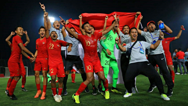 Timnas U-22 Indonesia merayakan kemenangan usai bertanding melawan Thailand dalam Piala AFF U-22 2019 di Stadion Nasional Olimpiade Phnom Penh, Kamboja. Foto: Aditia Noviansyah/kumparan