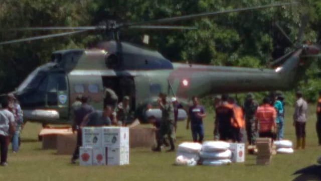 HELIKOPTER Super Puma TNI AU diturunkan untuk mengangkut dan mendistribusikan alat-alat pemadam dan logistik lainnya, Selasa 26 Februari 2019. 