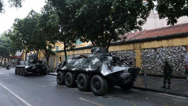 Sebuah kendaraan lapis baja terlihat di depan hotel Melia , di depan KTT Korea Utara-AS di Hanoi. Foto: REUTERS / Jorge Silva