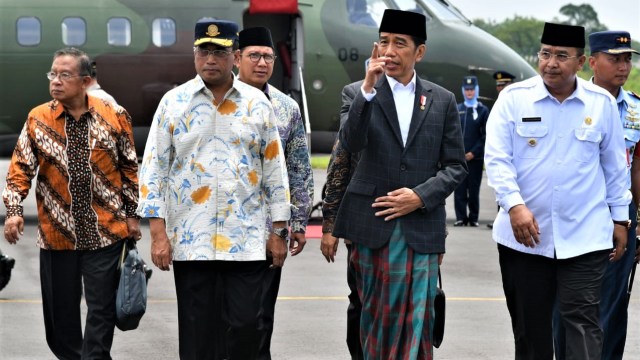 Presiden Joko Widodo didampingi Menteri Perhubungan, Budi Karya dan Menteri Agama, Lukman Hakim Saifuddin saat hendak melakukan kunjungan kerja ke Provinsi Jawa Barat. Foto: Dok. Biro Setpres