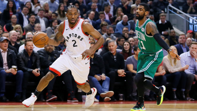 Duel Kyrie Irving dengan Kawhi Leonard di laga Raptors vs Celtics. Foto: John E. Sokolowski-USA TODAY Sports
