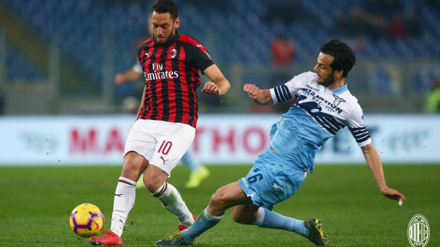 Gelandang AC Milan, Hakan Calhanoglu, menerima adangan pemain Lazio dalam laga semifinal Coppa Italia. Foto: Dok. AC Milan