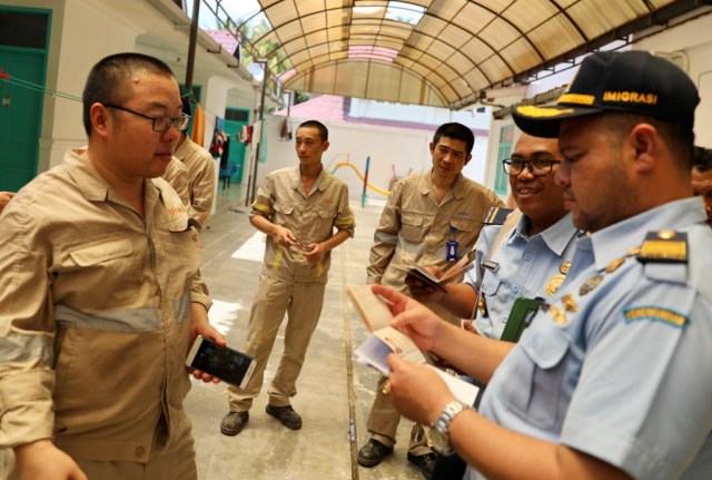 Petugas imigrasi memeriksa dokumen tenaga kerja asing di Aceh Besar. Foto: Suparta/acehkini