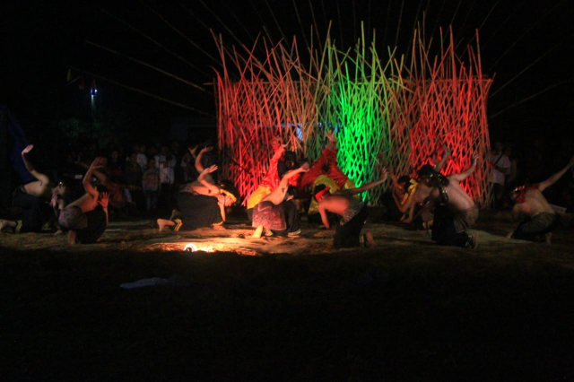 Pola legaran randai sebagai simbol satu kesatuan dalam bermasyarakat.