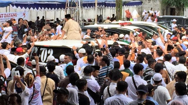 Calon presiden nomor urut 02, Prabowo Subianto tiba di Yogyakarta. Foto: Arfiansyah Panji Purnandaru/kumparan