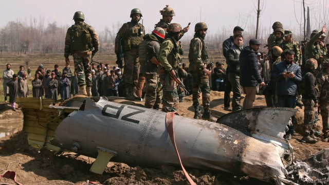 Sejumlah tentara India berdiri di dekat helikopter yang jatuh di distrik Budgam, Kashmir, Rabu, (27/2). Foto: REUTERS / Danish Ismail