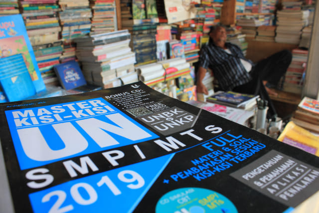 Pedagang tertidur saat menunggu pembeli buku bekas di kiosnya di Terminal Bus Senen, Jakarta, Senin (25/2/2019). Pedagang mengeluhkan penurunan omzet penjualan secara konvensional akibat maraknya bisnis penjualan buku melalui toko daring (online) serta penerbitan buku digital (e-book) berbasis internet. ANTARA FOTO/Sugiharto Purnama/wsj.