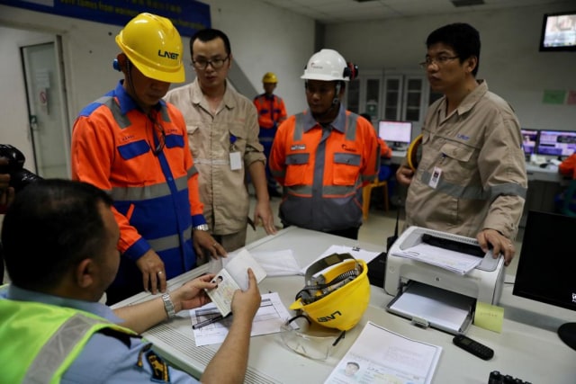 Petugas Imigrasi melakukan razia Tenaga Kerja Asing di Aceh Besar. Foto: Suparta/acehkini 