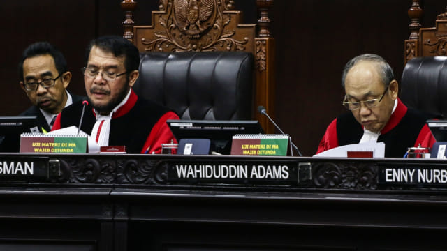 Ketua Majelis Hakim MK Anwar Usman didampingi Hakim Konstitusi Wahiduddin Adams membacakan putusan perkara di Gedung Mahkamah Konstitusi, Jakarta, Rabu (27/2/2019). Foto: ANTARA FOTO/Rivan Awal Lingga