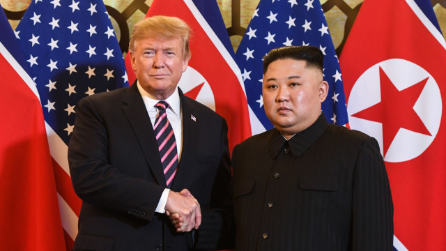 Presiden Amerika Serikat Donald Trump (kiri) berjabat tangan dengan pemimpin Korea Utara Kim Jong-un selama pertemuan di hotel Sofitel Legend Metropole di Hanoi, Vietnam, Rabu, (27/2). Foto: AFP/Saul LOEB
