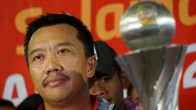 Menteri Pemuda dan Olahraga, Imam Nahrawi di depan  Piala AFF U-22 Kamboja di Terminal 3 Internasional, Bandara Soekano-Hatta, Tangerang, Rabu, (27/2). Foto: Jamal Ramadhan/kumparan
