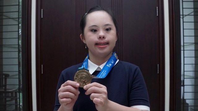 Stephanie Handojo bersama medalinya. Foto: Fanny Kusumawardhani/kumparan