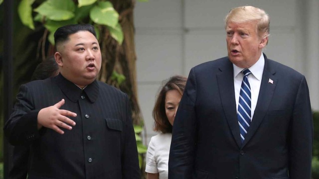 Pemimpin Korea Utara Kim Jong-un (kiri) dan Presiden Amerika Serikat Donald Trump (kanan) di Hotel Metropole, Hanoi, Vietnam. Foto: REUTERS/Leah Millis