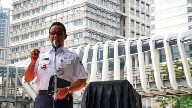 Gubernur DKI Jakarta, Anies Baswedan, meresmikan tiga Jembatan Penyeberangan Orang (JPO) di Jalan Jenderal Sudirman, Jakarta, pada Kamis (28/2). Foto: Jamal Ramadhan/kumparan