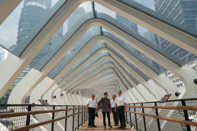 Gubernur DKI Jakarta, Anies Baswedan, saat berada di Jembatan Penyeberangan Orang (JPO) Jalan Jenderal Sudirman, Jakarta, pada Kamis (28/2). Foto: Jamal Ramadhan/kumparan