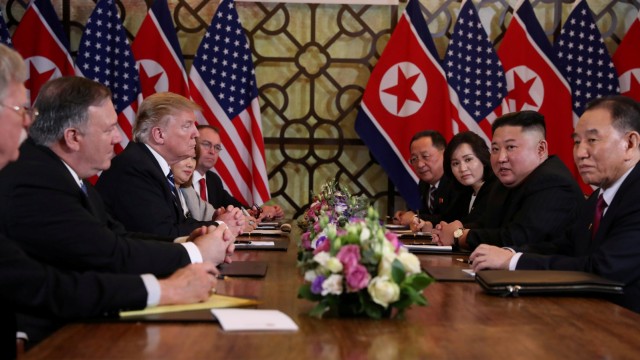 Pemimpin Korea Utara Kim Jong-un (kedua kanan) dan presiden Amerika Serikat Donald Trump (kedua kiri) selama pertemuan bilateral di Hotel Metropole, Hanoi, Vietnam, Kamis, (28/2). Foto: REUTERS / Leah Millis