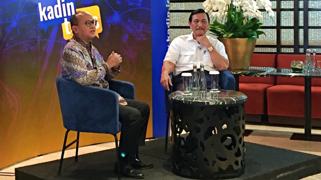 Ketua Umum Kadin Indonesia Rosan Roeslani (kiri) dan Menteri Koordinator Bidang Kemaritiman Luhut Binsar Pandjaitan pada acara Kadin Talks di Menara Kadin, Jakarta. Foto: Selfy Sandra Momongan/kumparan