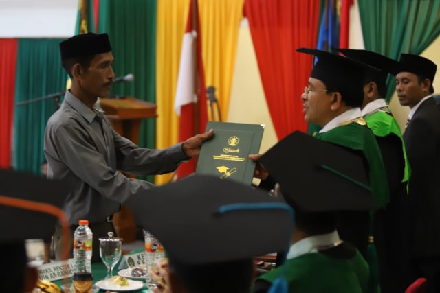 Sang Ayah menerima ijasah anaknya yang meninggal dunia, pada wisuda mahasiswa UIN Ar-Raniry, Banda Aceh, Rabu (27/2). Foto: Dok. UIN Ar-Raniry 