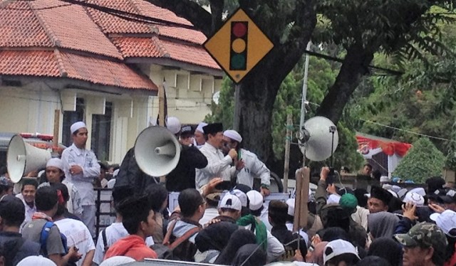 Ismail Yusanto, juru bicara ormas Hizbut Tahrir Indonesia (HTI), berorasi di atas mobil komando. (Iman Herdiana)