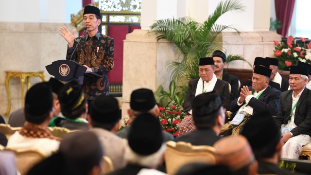 Presiden Joko WIdodo bertemu dengan sejumlah Ulama dan Pimpinan Pondok Pesantren Jawa Barat Tahun 2019 di Istana Negara, Jakarta, Kamis (28/2). Foto: ANTARA FOTO/Wahyu Putro A