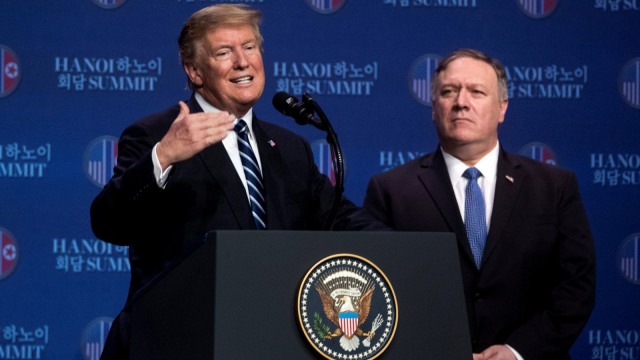 Presiden Amerika Serikat Donald Trump (kiri) dan Sekretaris Negara Amerika Serikat Mike Pompeo saat konferensi pers setelah pertemuannya dengan pemimpin Korea Utara Kim Jong-un, di Hotel JW Marriott di Hanoi, Vietnam, Kamis, (28/2). Foto: Andrew Harnik/Pool via REUTER