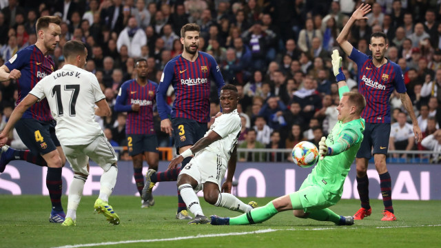Marc-Andre ter Stegen melakukan penyelamatan di laga El Calsico. Foto: REUTERS/Susana Vera