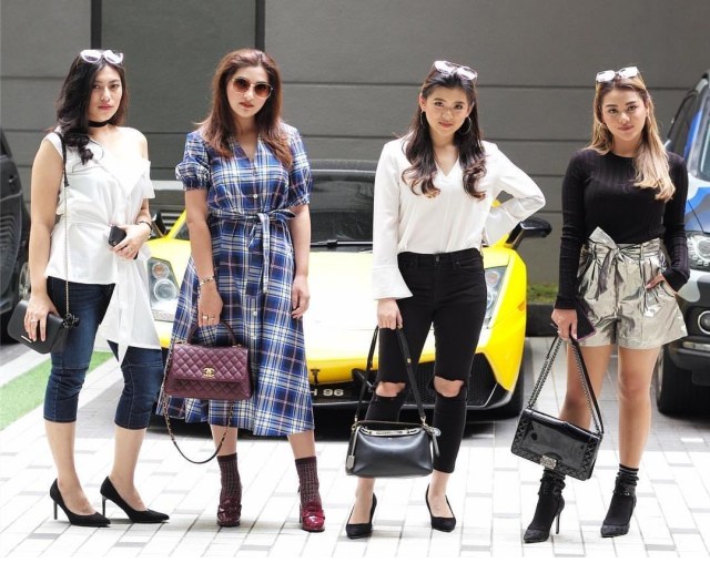 Vindy Kagiselle (kedua dari kanan) berfoto bersama Ashanty dan Aurel. Foto: instagram/vindykagiselle