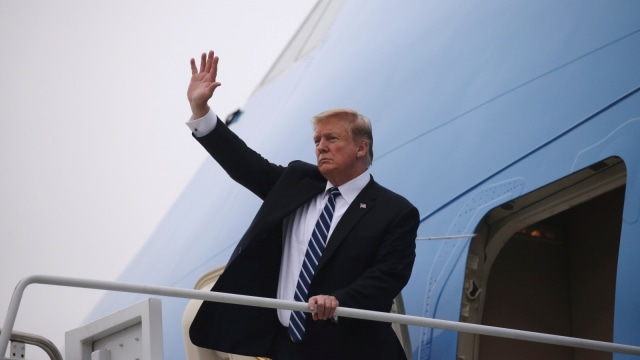 Presiden Amerika Serikat Donald Trump naik ke pesawat usai pertemuannya dengan pemimpin Korea Utara Kim Jong-un, di Bandara Internasional Noi Bai di Hanoi, Vietnam Foto: REUTERS / Leah Millis