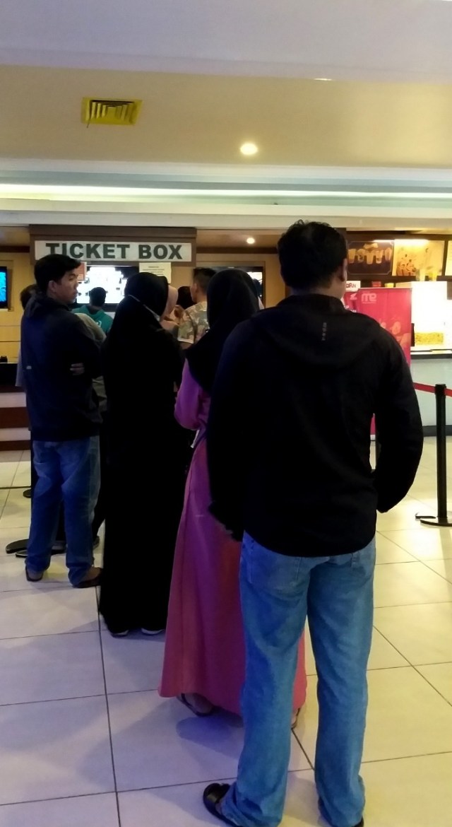 Para penonton saat sedang mengantri tiket untuk menyaksikan tayangan perdana Dilan 1991