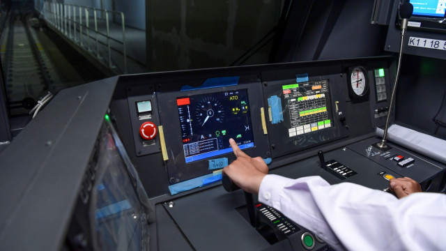 Masinis bersiap menjalankan kereta saat uji coba pengoperasian MRT (Mass Rapid Transit) fase I koridor Lebak Bulus - Bundaran HI di Stasiun Bundaran HI, Jakarta, Kamis (28/2). Foto: ANTARA FOTO/Hafidz Mubarak A