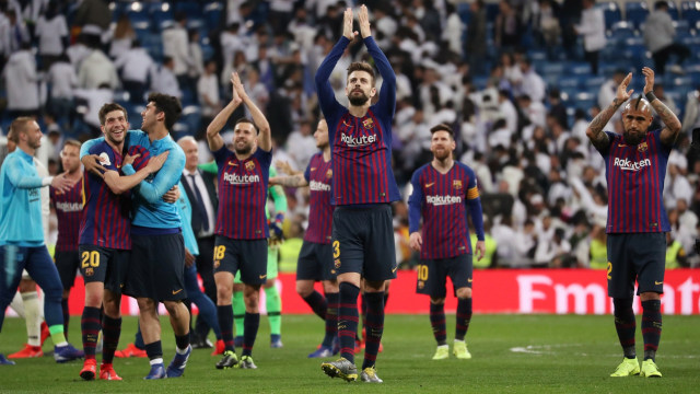 Gerard Pique memimpin rekan-rekannya di Barcelona merayakan kemenangan di Santiago Bernabeu. Foto: REUTERS/Susana Vera