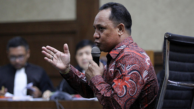 Terdakwa kasus dugaan korupsi pembebasan lahan bandara Bobong tahun 2009, Zainal Mus menjawab pertanyaan Jaksa pada sidang lanjutan di Pengadilan Tipikor, Jakarta. Foto: Antara/Dhemas Reviyanto