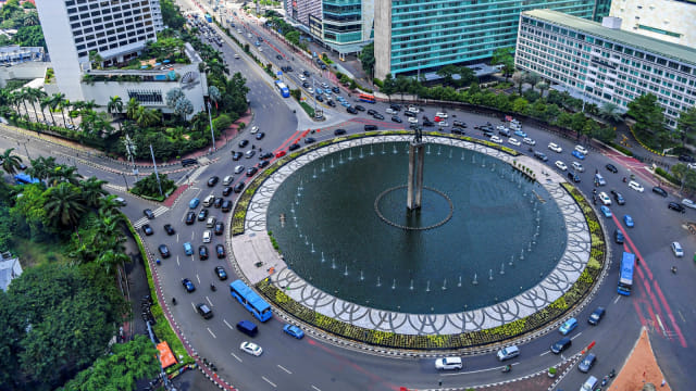 Sejumlah kendaraan bermotor melintas di kawasan Bundaran HI, Jakarta. Foto: Antara/Hafidz Mubarak A