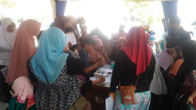 Suasana orang tua siswa saat mengikuti antrian panjang mendampingi anak mereka saat hendak menerima dana PIP di salah satu BRI di Kabupaten Sigi, Kamis (28/2/19). Foto: PaluPoso/Abidin
