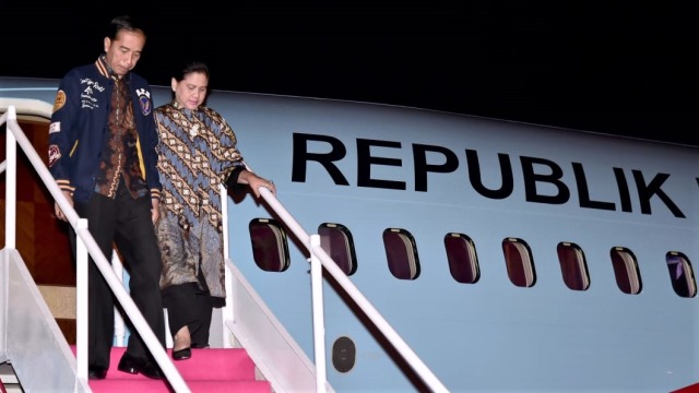 Presiden Jokowi didampingi Ibu Negara, Iriana Jokowi berjalan keluar dari pesawat di Bandara Djalaludin, Provinsi Gorontalo. Foto: Dok. Biro Pers Sekretariat Presiden - Muchlis Jr