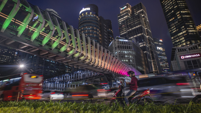 Kendaraan bermotor melintas di bawah di Jembatan Penyeberangan Orang (JPO) Gelora Bung Karno, Senayan, Jakarta, Kamis (28/2). Foto: ANTARA FOTO/Aprillio Akbar