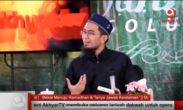 Ustadz Adi Hidayat menjanjikan hadiah umrah untuk orang tua Rina Muharami. Foto: Screenshoot YouTube