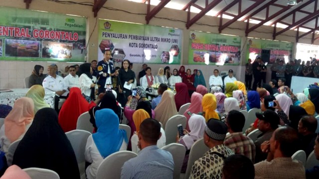 Presiden Jokowi saat salurkan bantuan UMI di Pasar Sentral Gorontalo. Foto: Fahrian Saleh/kumparan