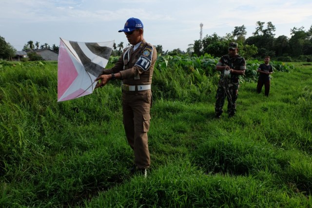 Satpol PP Kota Pontianak bersama tim gabungan, menggelar razia layang-layang di Pontianak Selatan. Foto: Rizkia