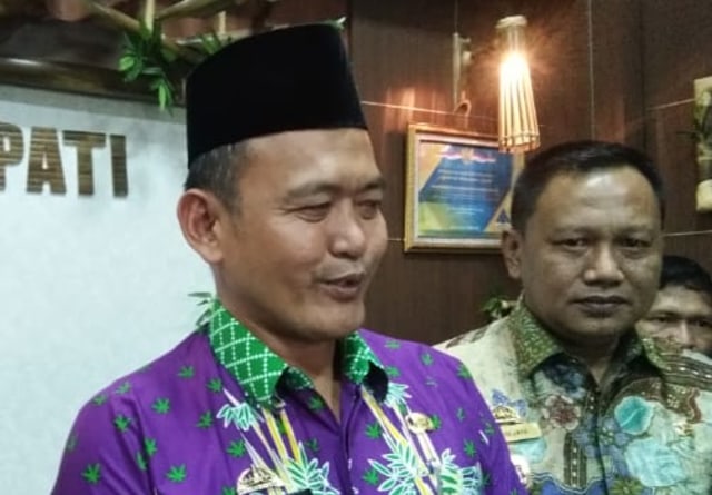 Wakil Bupati Pringsewu Fauzi (batik ungu) saat diwawancarai awak media di ruangannya pada Kamis sore (27/2) | Foto : Obbie Fernando/Lampung Geh